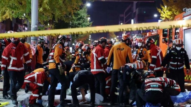 Petugas membantu para korban perayaan Halloween di Seoul