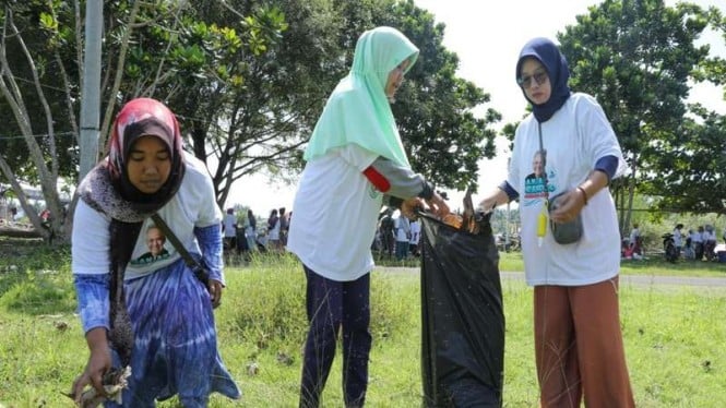 Komunitas nelayan pesisir Jabar melakukan bersih-bersih pesisir Pangandaran