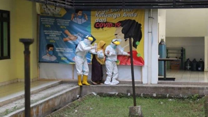 Petugas medis menangani pasien terjangkit positif COVID-19 di Kabupaten Garut, Jawa Barat, beberapa waktu lalu.