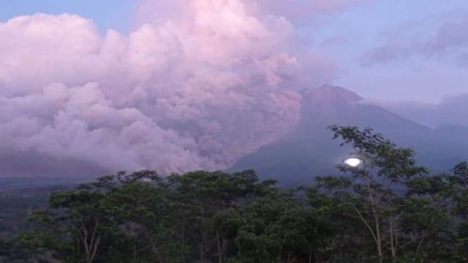 Awan Panas Guguran (APG) Gunung Semeru di Kabupaten Lumajang, Jawa Timur, Minggu, 4 Desember 2022.