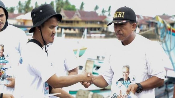 Relawan Ganjar bagikan voucher solar ke nelayan di Sulsel