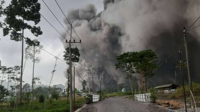 Pemandangan erupsi Gunung Semeru di Lumajang, Jawa Timur.