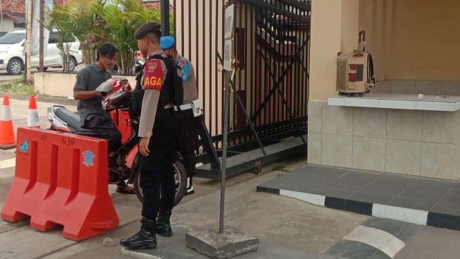 Pemeriksaan Kendaraan yang Masuk ke Markas Polda Banten