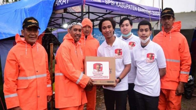 Milenial pendukung Ganjar menyerahkan bantuan untuk korban gempa Cianjur
