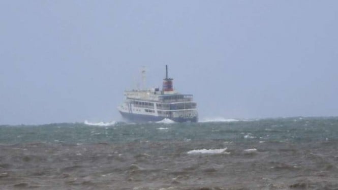 Kapal Chatleya Ekspress yang diterjang ombak dan badai di pesisir Parepare