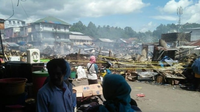 Sedikitnya dua orang tewas dalam peristiwa kebakaran ratusan kios dan rumah di kawasan Lorong Tahu, Ambon, Maluku.