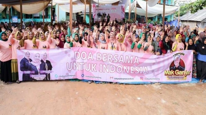Relawan Mak Ganjar bersama ribuan emak-emak di Lampung menggelar doa bersama
