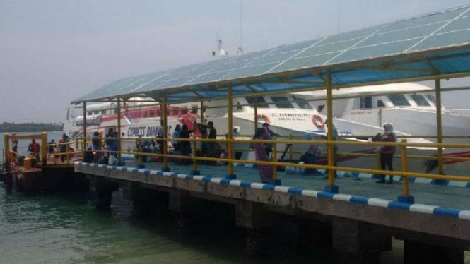 Kapal wisata tak berlayar gara-gara cuaca buruk dan hanya bersandar di Pelabuhan Karimunjawa, Jepara, Jawa Tengah.