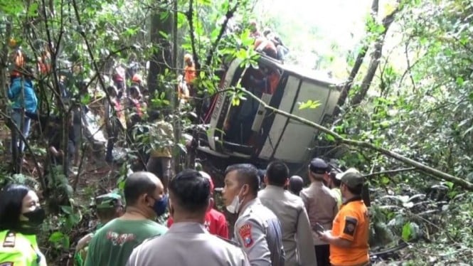 Bus pariwisata jatuh ke jurang di Magetan, Jawa Timur.