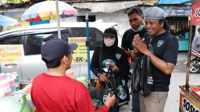 Komunitas Warteg Jawa Timur bagikan makanan dan sembako