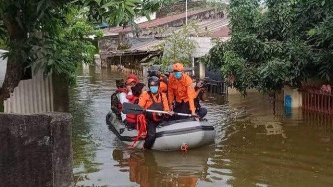 Tim SAR mengevakuasi sejumlah warga korban banjir di Makassar, Sulawesi Selatan, Sabtu, 24 Desember 2022.