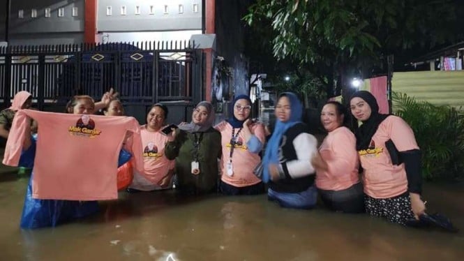 Relawan Mak Ganjar bagikan bantuan ke warga terdampak banjir di Sulsel