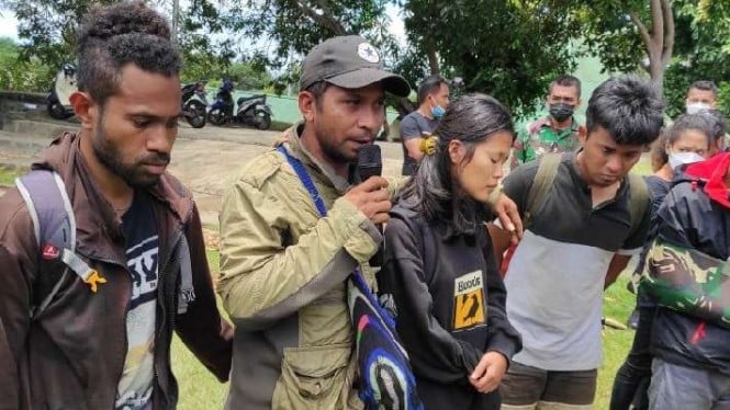 Sejumlah tenaga kesehatan yang selamat dari aksi teror kelompok kriminal bersenjata (KKB) di Kiwirok, Kabupaten Pegunungan Bintang, Papua, dievakuasi ke Jayapura, Jumat, 17 September 2022.