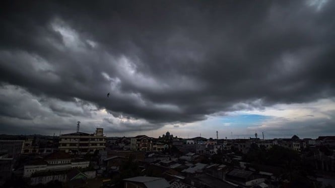 Awan hitam penanda hujan menutupi langit di atas Kota Lhokseumawe, Provinsi Aceh. (ilustrasi)
