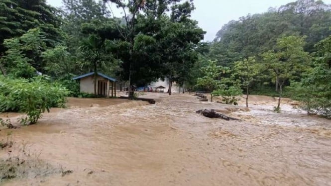 Banjir rendam sejumlah desa di Aceh.