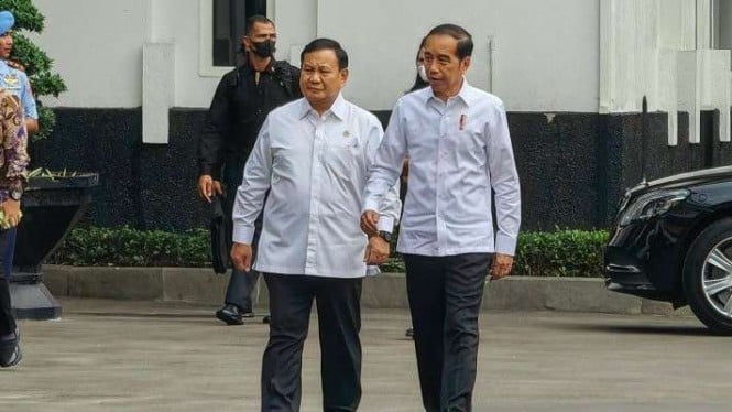 Menteri Pertahanan Prabowo Subianto menyambut kedatangan Presiden Joko Widodo di Lapangan Bela Negara, Kementerian Pertahanan, Jakarta, Rabu, 18 Januari 2023, yang menghadiri pembukaan Rapat Pimpinan Kemhan 2023.