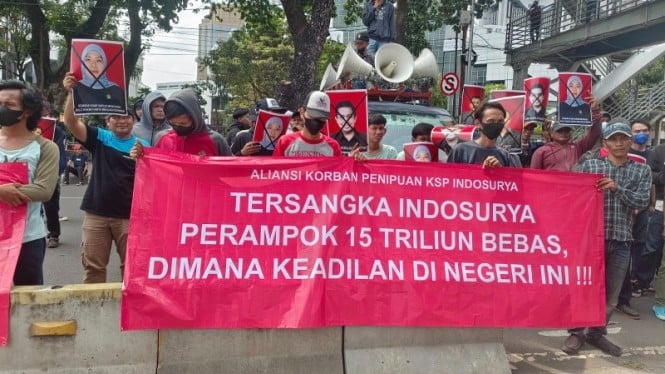 Pada korban KSP Indosurya melakukan aksi demo di depan Patung kuda, Jakarta Pusat pada Kamis 19 Januari 2023.