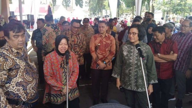 Menteri Keuangan  Sri Mulyani dan Menteri Sosial Tri Rismaharani di Malang.