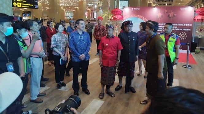 Gubernur Bali Wayan Koster menyambut kedatangan perdana wisatawan China.