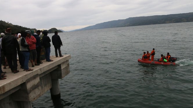 Ilustrasi pencarian korban kapal tenggelam.