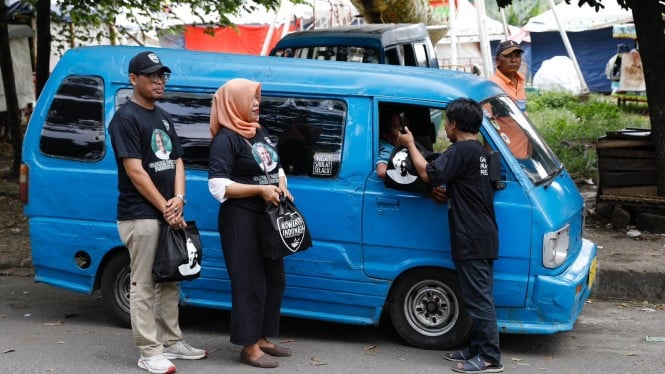 Kowarteg Indonesia melakukan aksi sosial dengan membagikan makan siang gratis