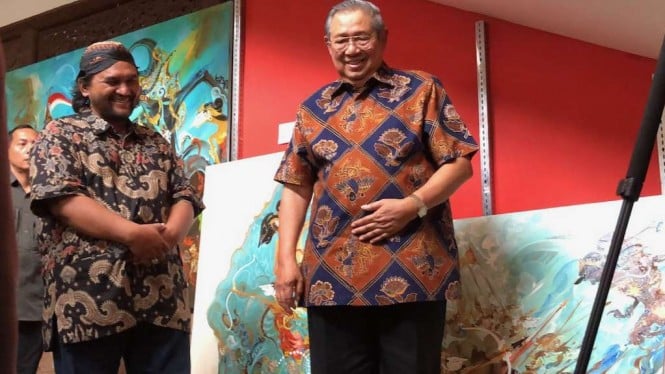 Presiden keenam RI Susilo Bambang Yudhoyono (SBY) berburu lukisan di Azam Gallery di kawasan Araya, Kota Malang, Jawa Timur, Minggu, 5 Februari 2023, untuk dipajang di Museum Galeri miliknya di Pacitan.