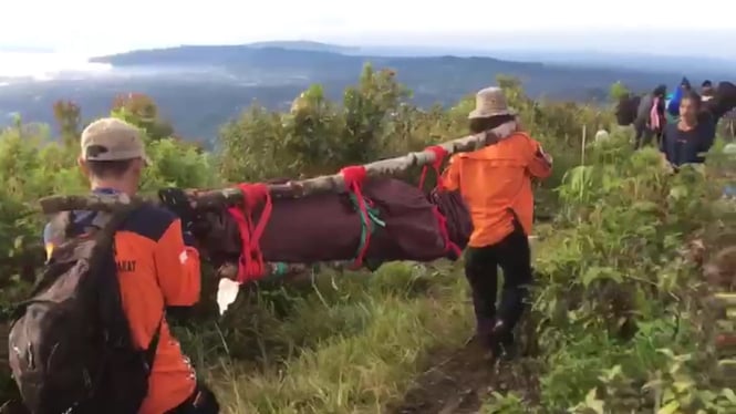 Petugas Tim SAR gabungan mengevakuasi pendaki Gunung Seminung, Lampung Barat
