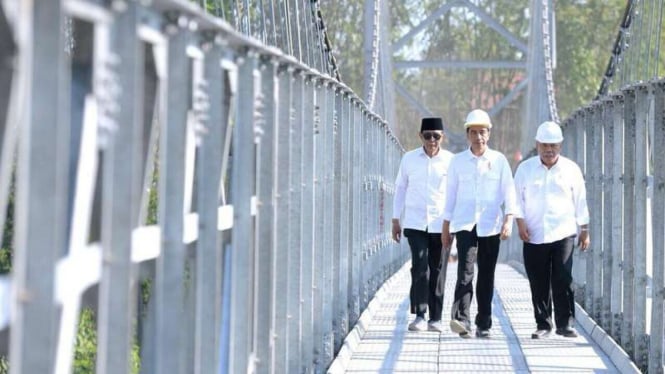 Presiden Jokowi dan Menteri Pekerjaan Umum dan Perumahan Rakyat Basuki Hadimuldjono saat meninjau proyek jembatan gantung di Magelang, Senin (18/9/2017)