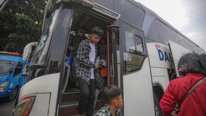 Arus balik pendatang tiba di Bandung, Jawa Barat