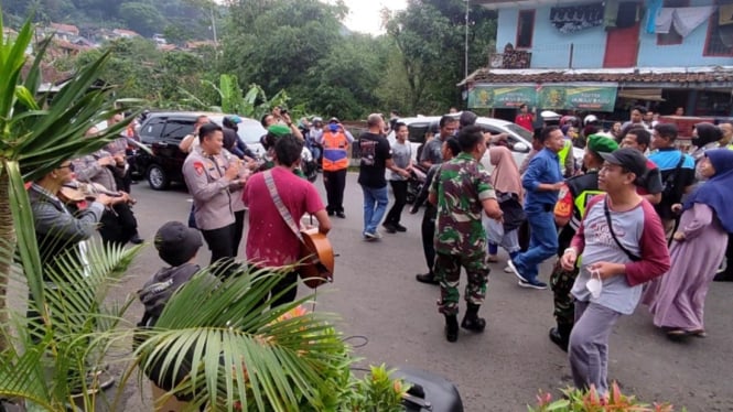 Polri dan TNI Hibur Pengendara Arus Balik di Jalur Selatan Nagreg