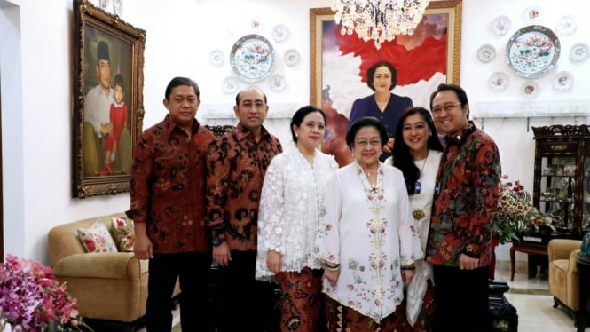 Ketua Umum PDIP Megawati Soekarnoputri bersama keluarga.