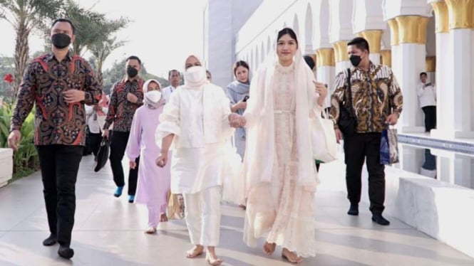 Ibu Negara Iriana Joko Widodo dan Menantunya Erina Gudono di Masjid Sheikh Zayed