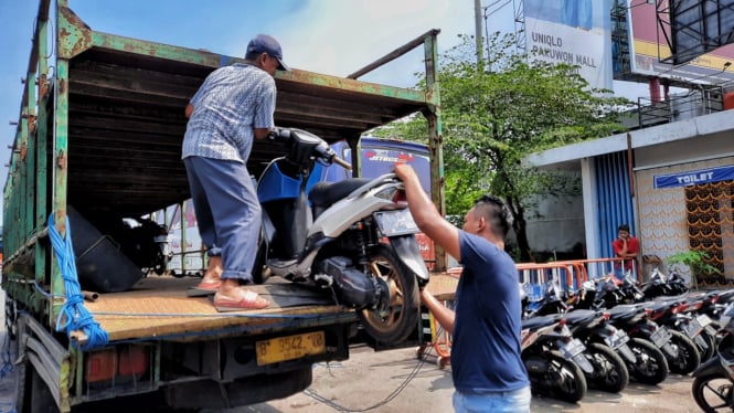 Tiga truk pengangkut motor pemudik tiba di Teminal Tirtonadi, Solo