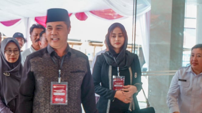 Aceng Fikri didampingi istri daftar sebagai bakal calon anggota DPD RI di KPU Jawa Barat