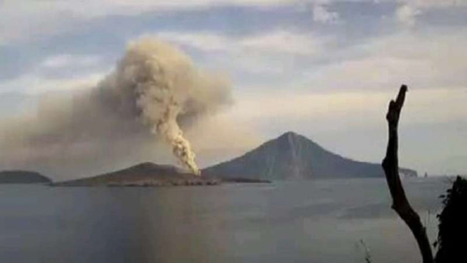 Gunung Anak Krakatau menghembuskan abu vulkanik.