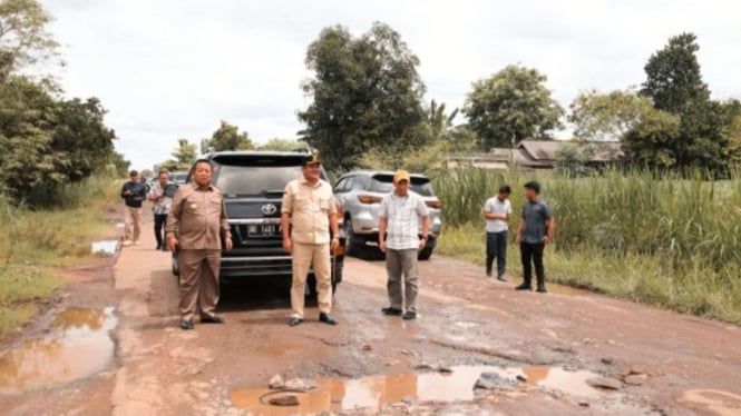 Gubernur Berbenah Urusi Jalan Rusak Sebelum Jokowi Kunjungi Lampung