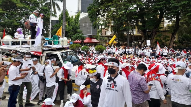 Tenaga kesehatan dari IDI gelar aksi damai di Patung Kuda, Jakarta.