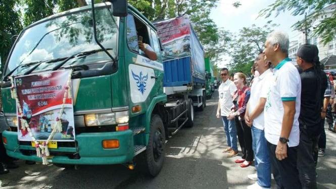 Ganjar Pranowo melepas kontainer produk UMKM Jawa Tengah untuk diekspor