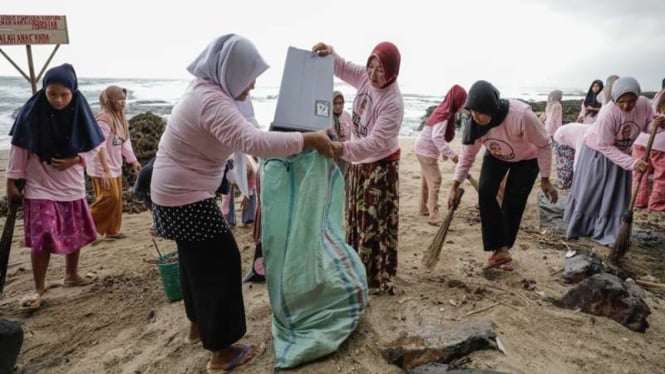 Aksi  bersih-bersih sampah di Pantai Pasir Putih, Banten