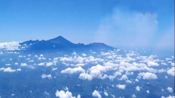 Gunung Rinjani dari ketinggian.