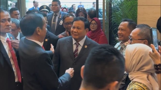 Presiden Jokowi tertawa lepas bersama Menhan Prabowo di Kuala Lumpur